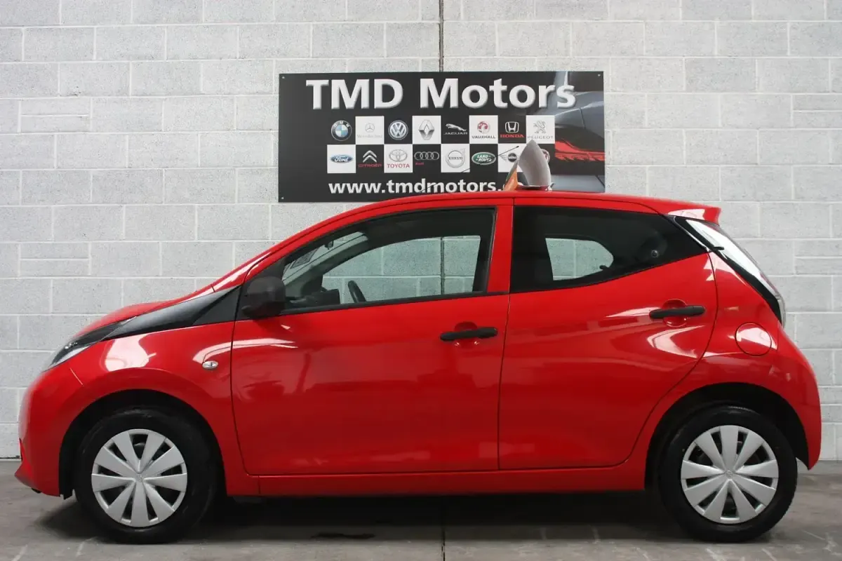 Usado Toyota Aygo 69 HP (50 kW) 2016 Vermelho Citadino