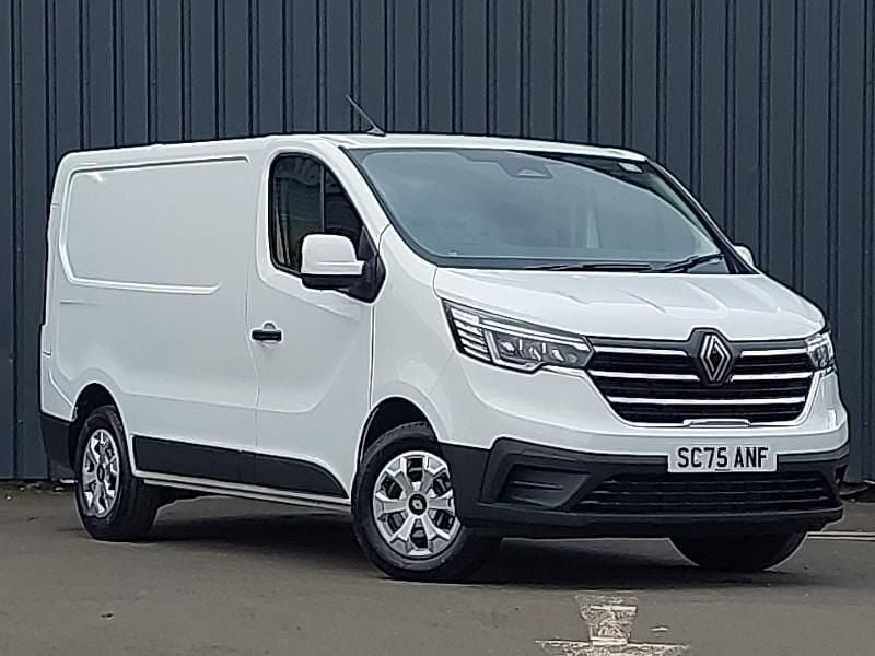 Solid glacier white New 2025 Renault Trafic MPV | £20,995 (Good price) - Image 1/4