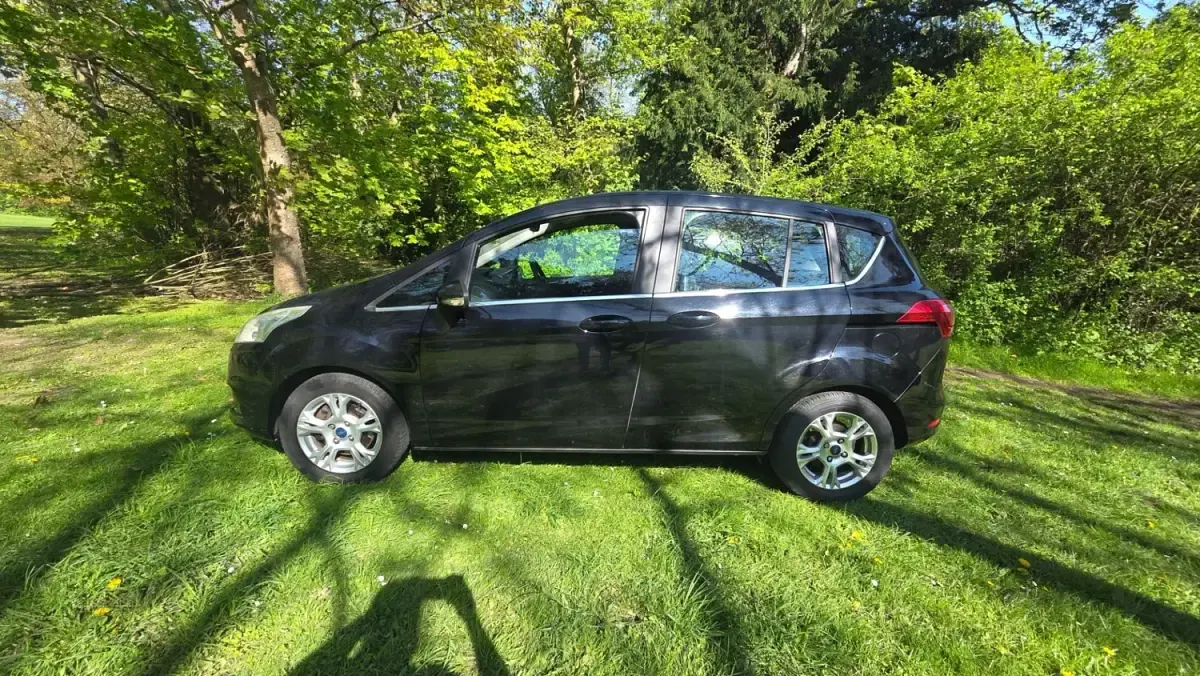 Usado Ford B-MAX Zetec 90 HP (66 kW) 2013 Preto Monovolume