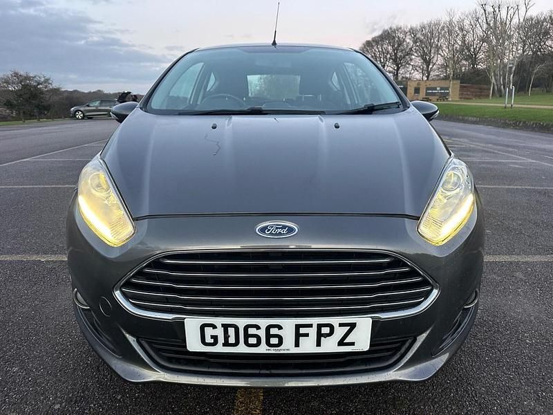Used Ford Fiesta Zetec 82 HP (60 kW) 2017 Grey Hatchback