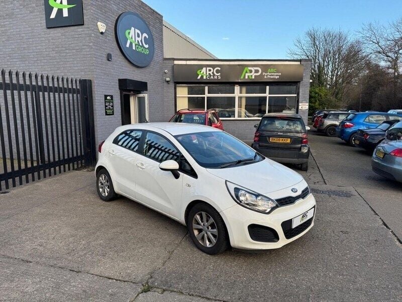 White Used 2014 Kia Rio Hatchback | £3,798 (Fair price) - Image 1/4