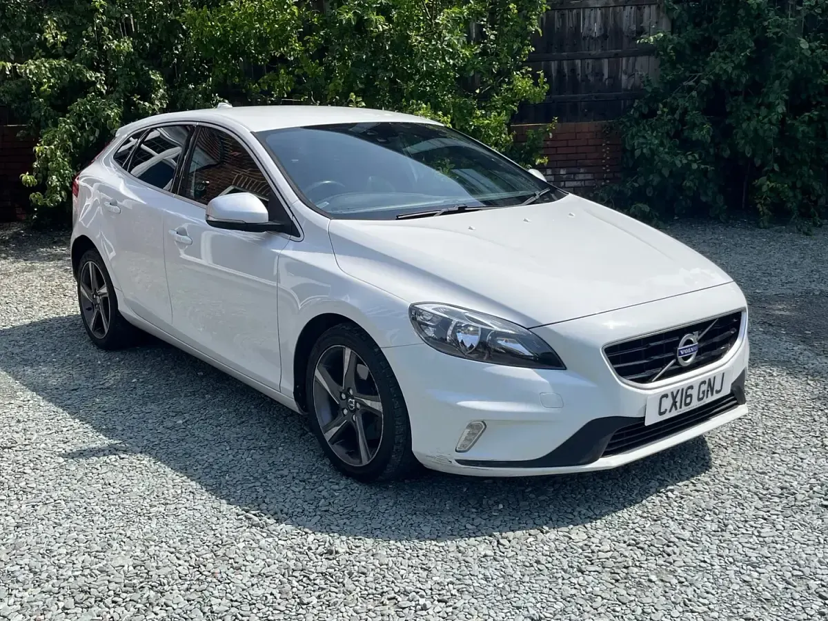 Used Volvo V40 R-Design 120 HP (88 kW) 2016 White Hatchback