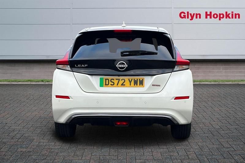 Used Nissan Leaf N-Connecta 110 kW (150 HP) 2022 White Hatchback