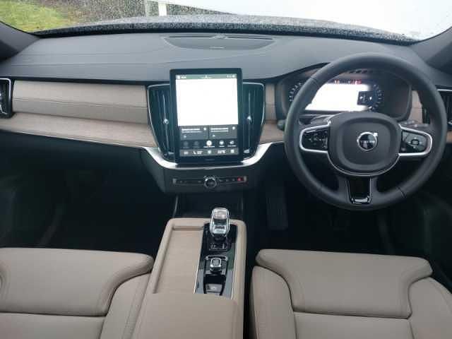 Used Volvo XC90 Plus 250 HP (183 kW) 2025 Red SUV