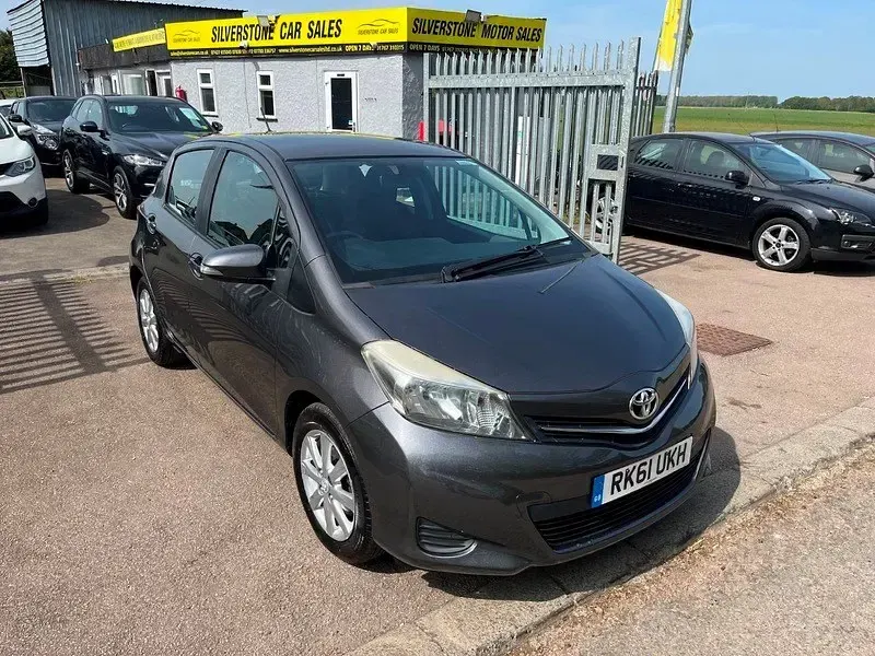 Usado Toyota Yaris 99 HP (72 kW) 2012 Cinzento Citadino