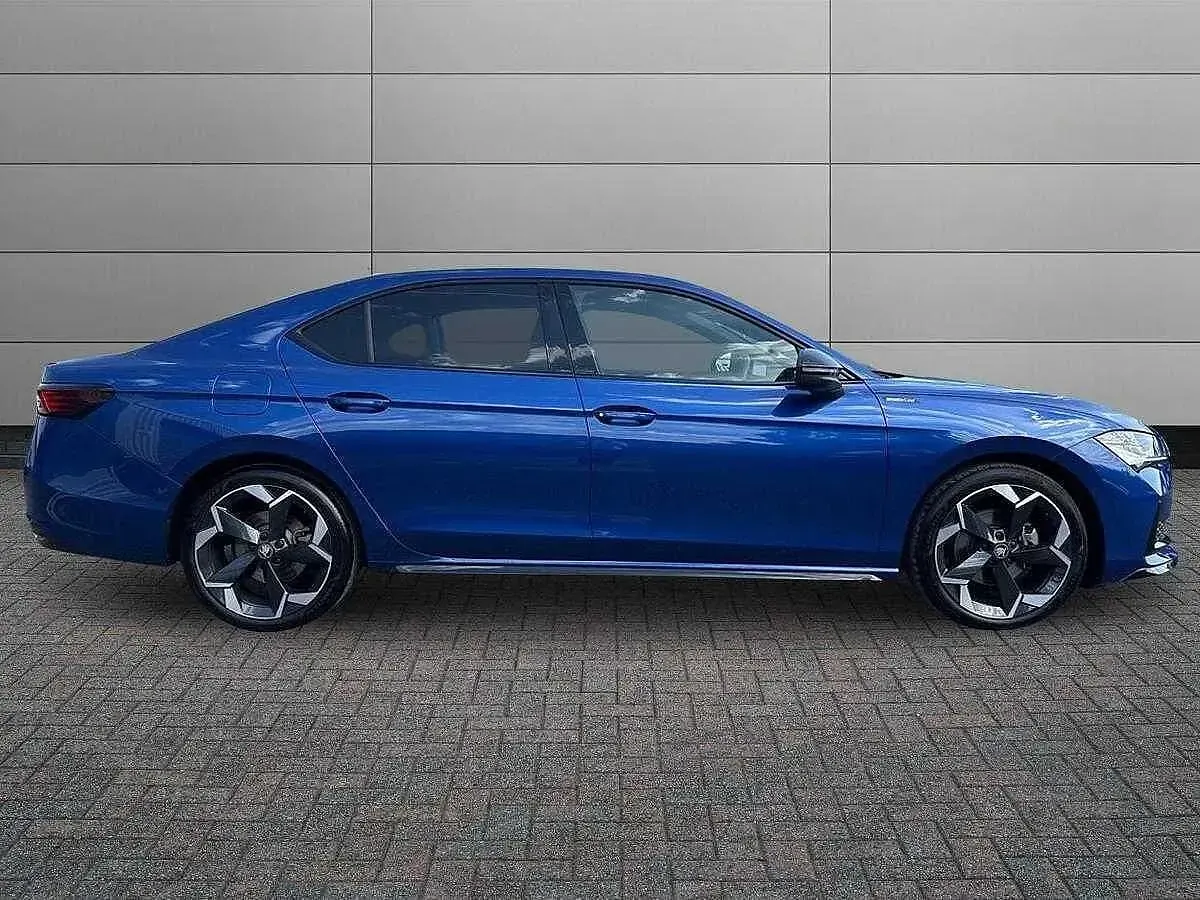 Used Skoda Superb SportLine 150 HP (110 kW) 2025 Cobalt blue metallic Hatchback