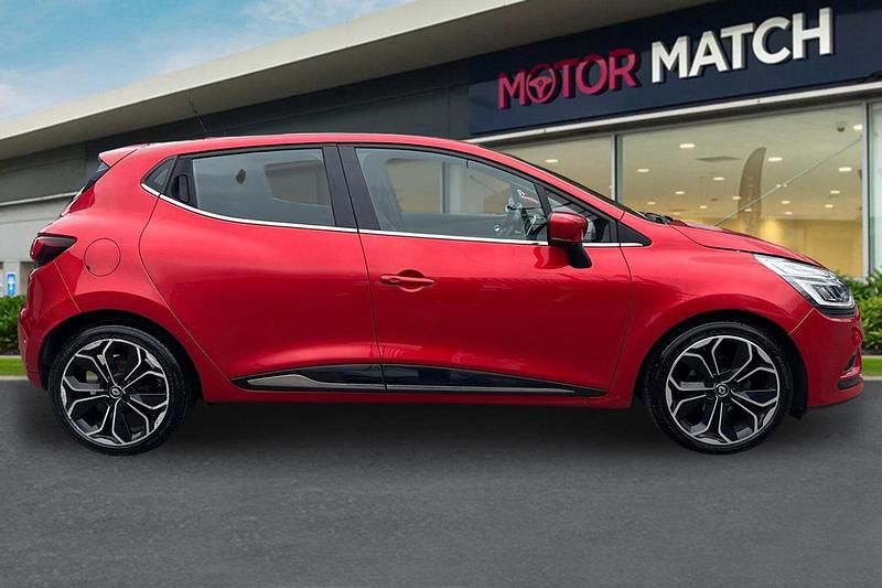 Used Renault Clio IV Signature 2018 Red Hatchback
