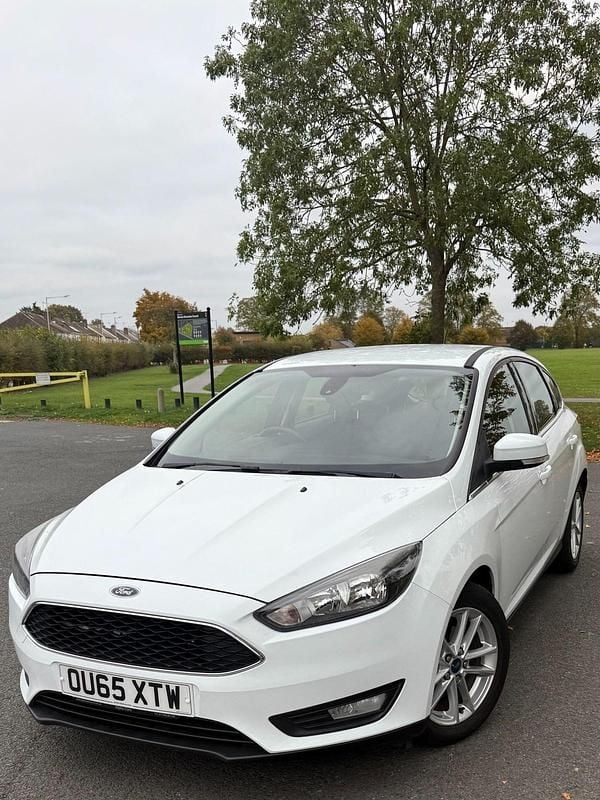 White Used 2015 Ford Focus Zetec Hatchback | £5,799 (A bit pricey) - Image 1/4