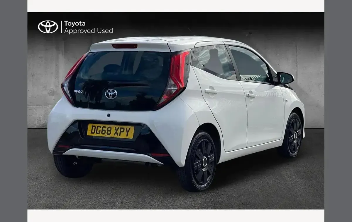 Used Toyota Aygo X-play 71 HP (52 kW) 2018 White Hatchback