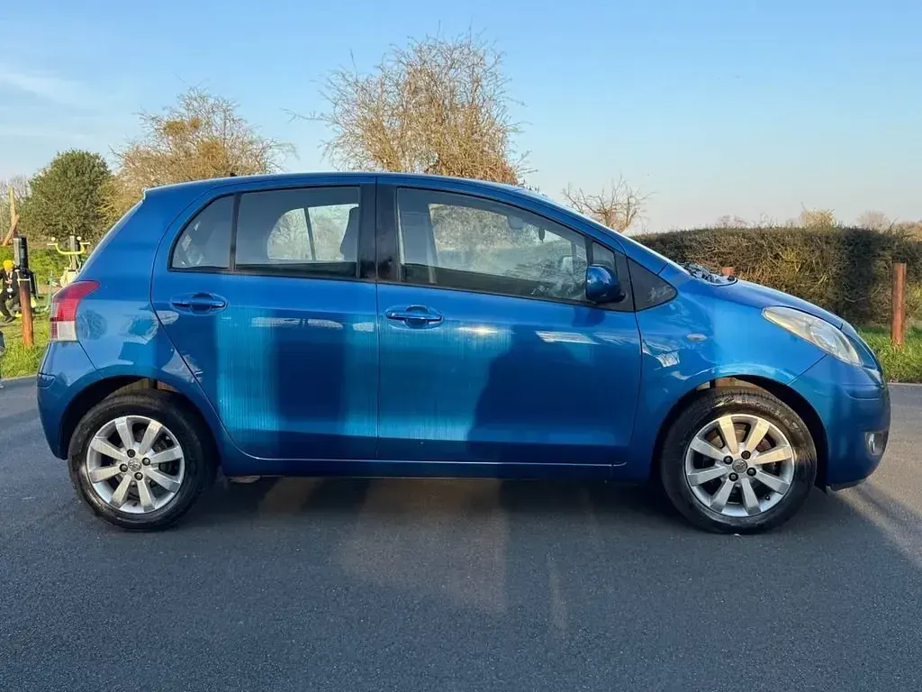 Begagnad Toyota Yaris 101 HK (74 kW) 2011 Blå Halvkombi