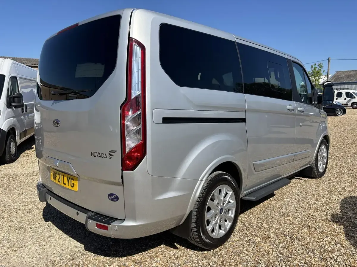 Begagnad Ford Tourneo Custom 2021 Silver Van