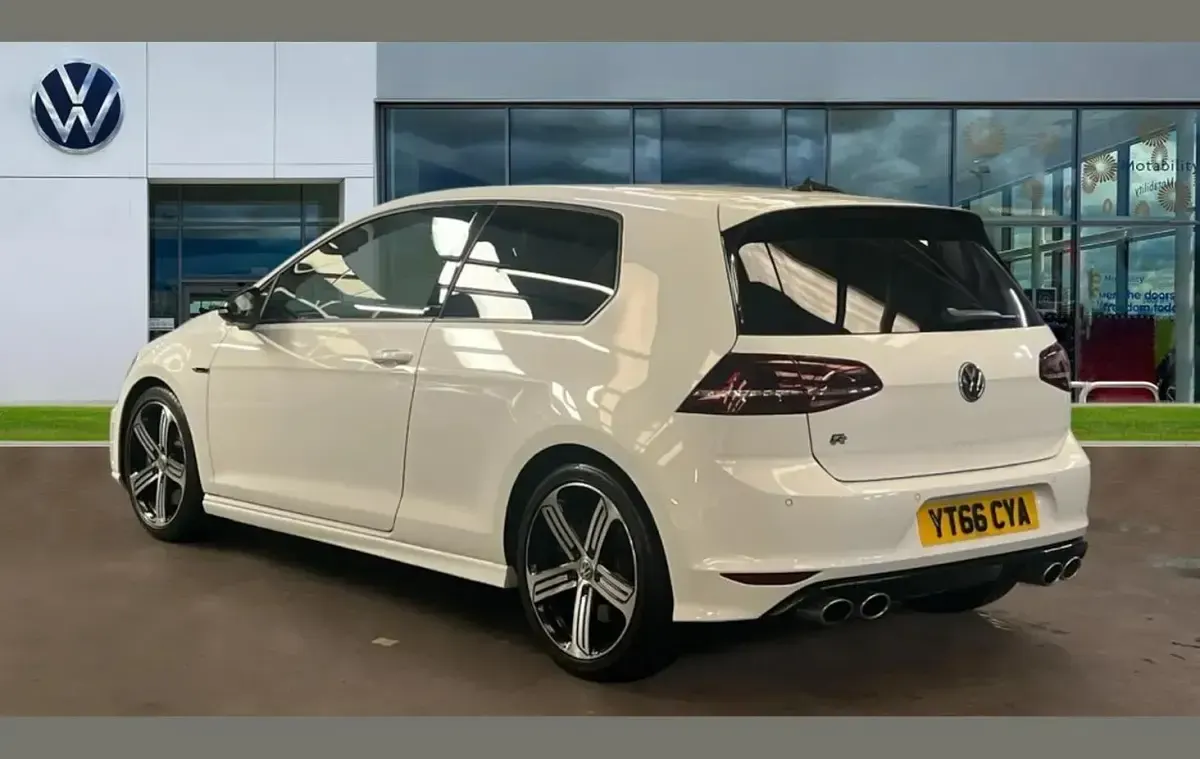 Used VW Golf VII R 300 HP (220 kW) 2016 Pure white Hatchback