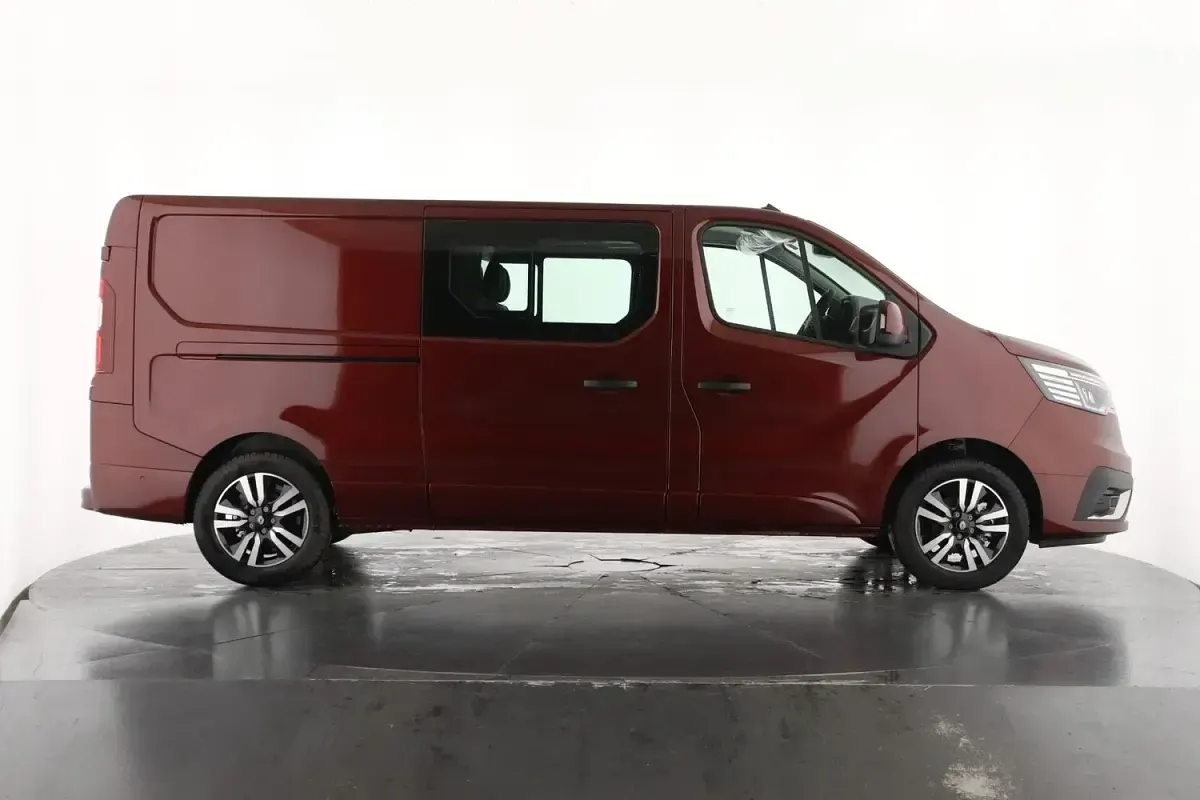 New Renault Trafic 2026 Red