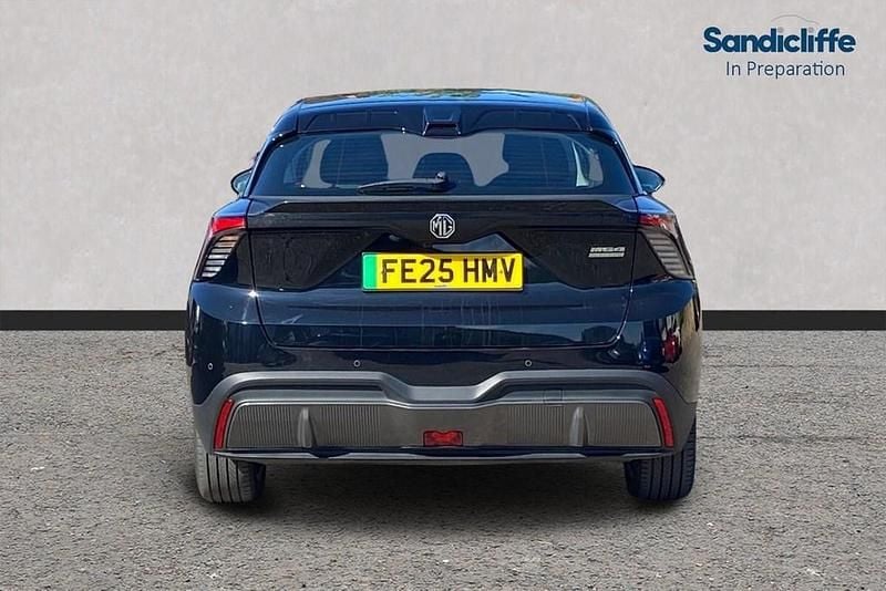 Begagnad MG MG4 EV SE 319 kW (435 HK) 2024 Svart Halvkombi