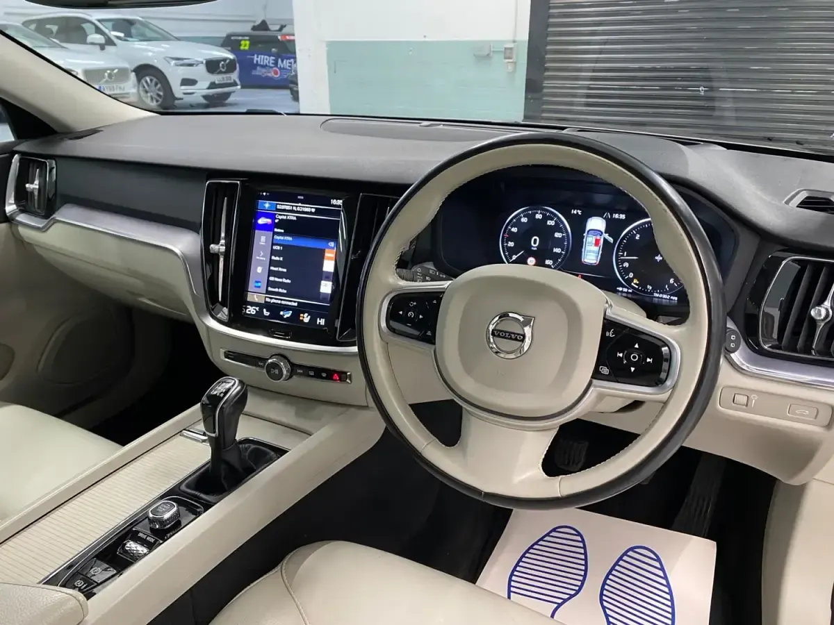 Usado Volvo V60 Momentum 150 CV (110 kW) 2019 Gris Familiar