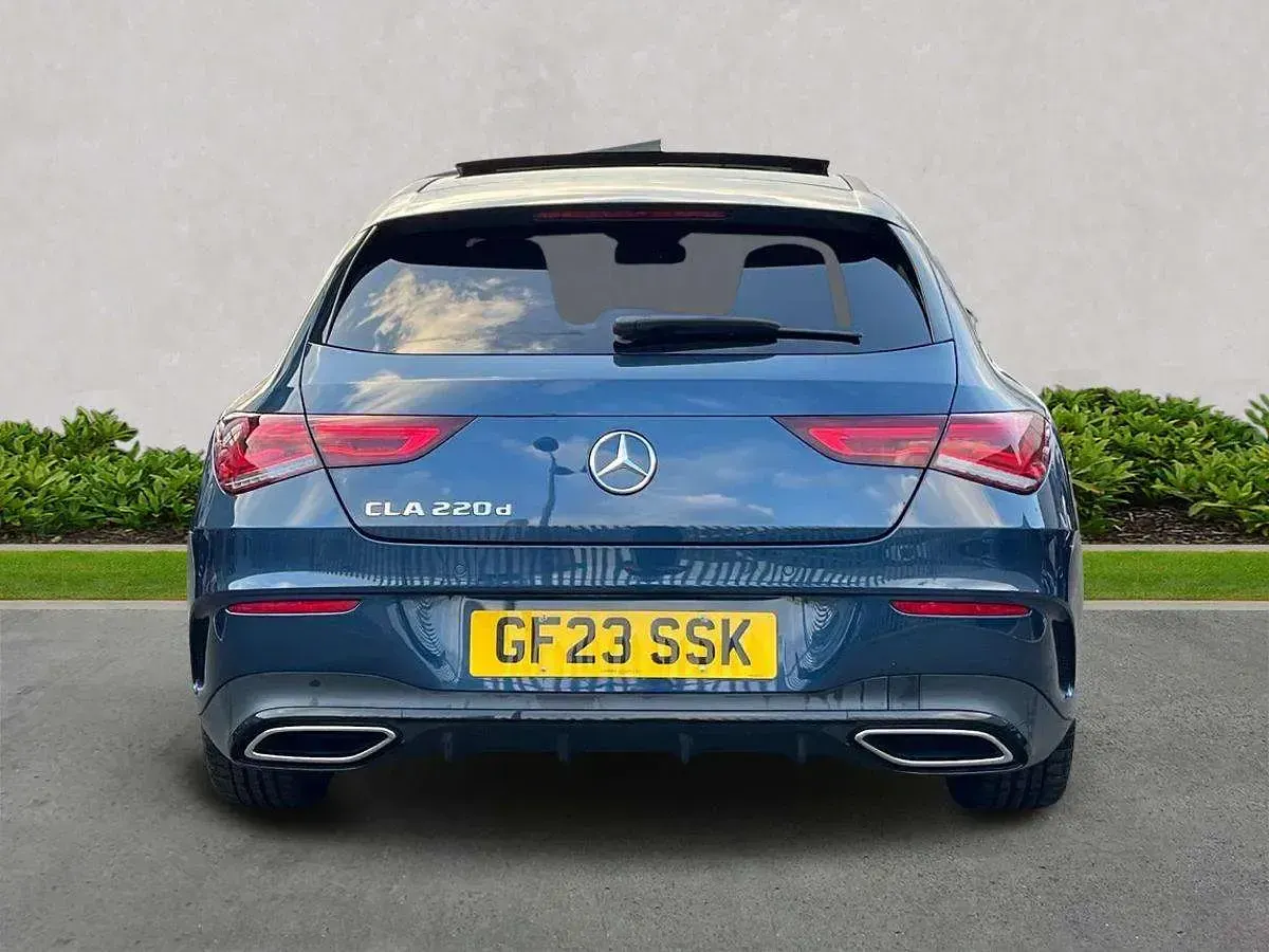 Usado Mercedes CLA220 AMG Line Premium Plus 2023 Azul Sedan