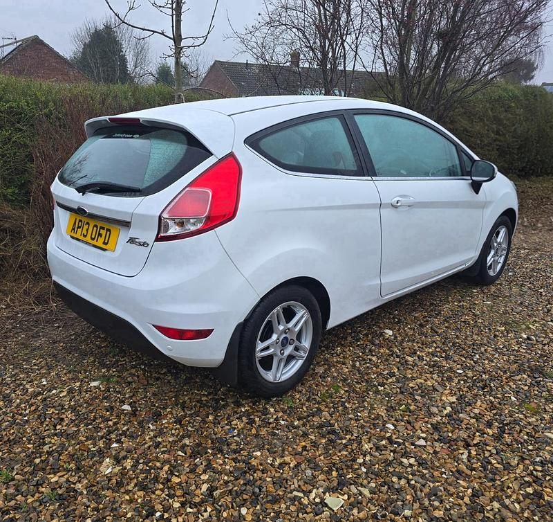 Used Ford Fiesta Zetec 2013 White Hatchback