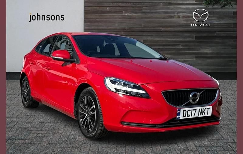 Used Volvo V40 Momentum 120 HP (88 kW) 2017 Red Hatchback