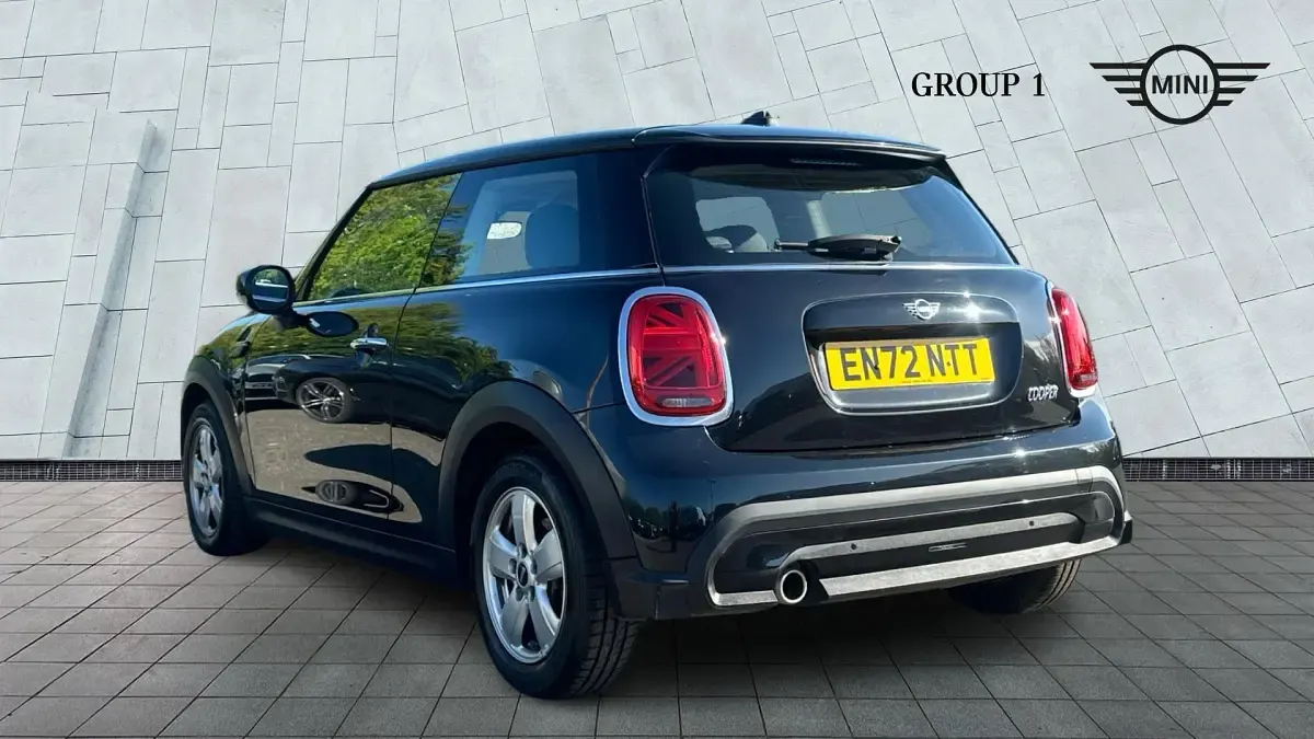 Begagnad Mini Cooper Classic 136 HK (100 kW) 2023 Svart Halvkombi