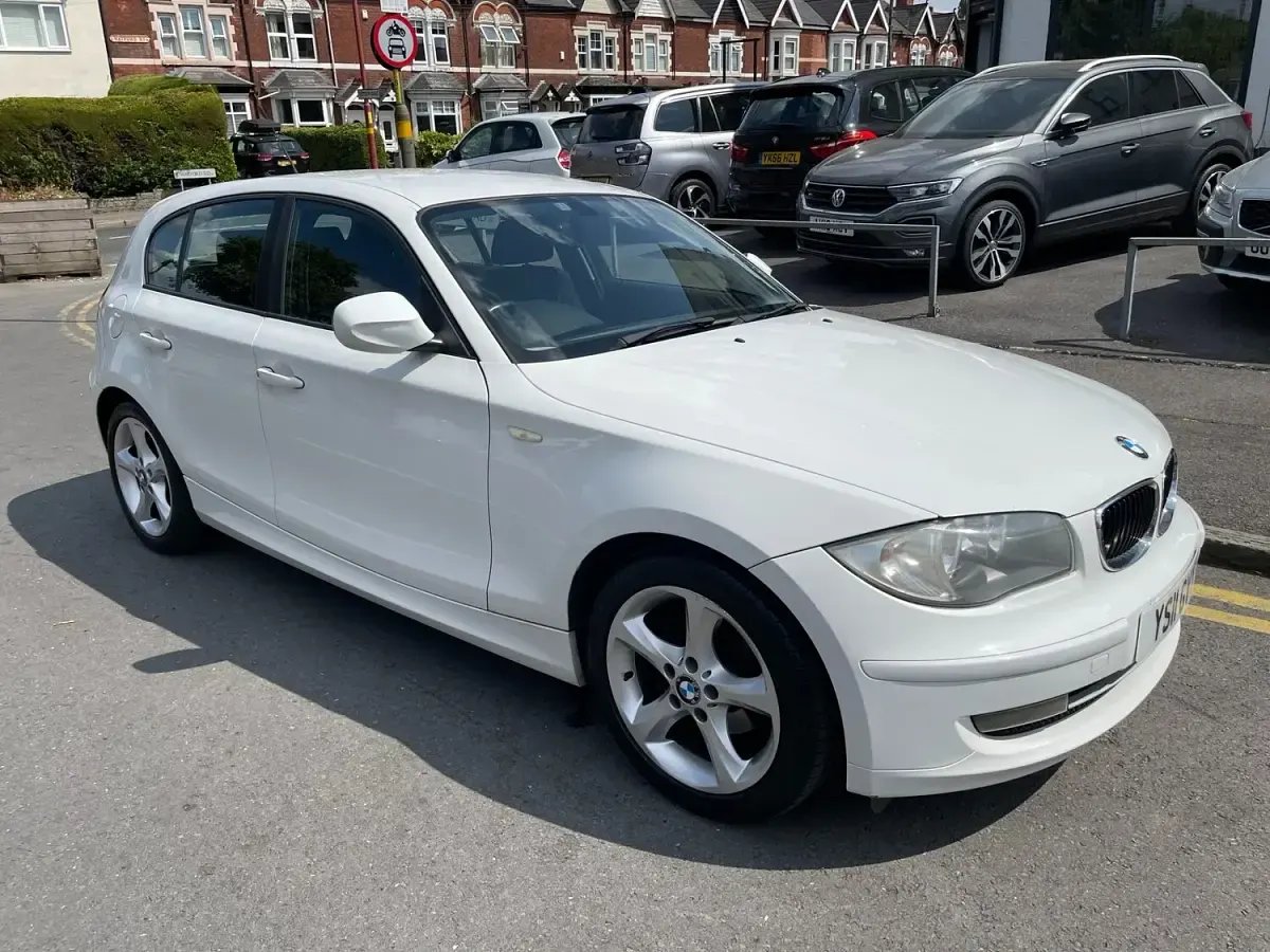 Used BMW 118 Sport Line 2011 White Hatchback