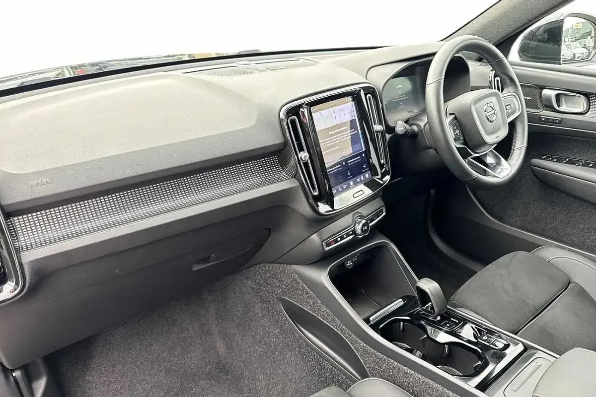 Used Volvo XC40 Ultra 163 HP (119 kW) 2025 Onyx black SUV