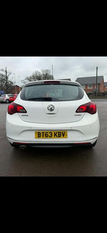 Used Vauxhall Astra SRi 140 HP (102 kW) 2013 White Hatchback