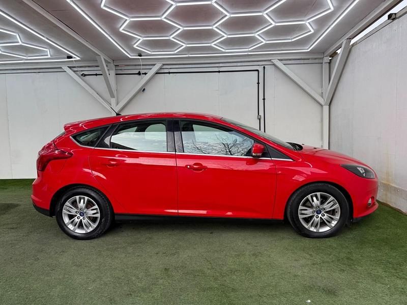 Used Ford Focus Titanium 125 HP (91 kW) 2014 Red Hatchback