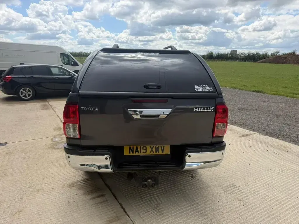 Used Toyota HiLux 150 HP (110 kW) 2019 Grey Pickup