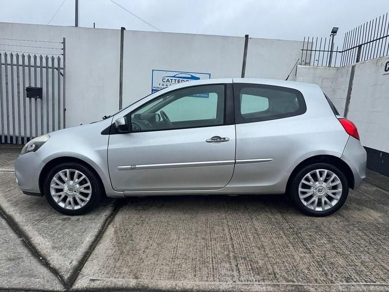 Used Renault Clio II Dynamique 75 HP (55 kW) 2010 Silver Hatchback