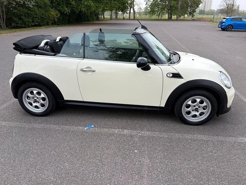 Begagnad Mini Cooper Cabriolet 122 HK (89 kW) 2014 Vit Cab