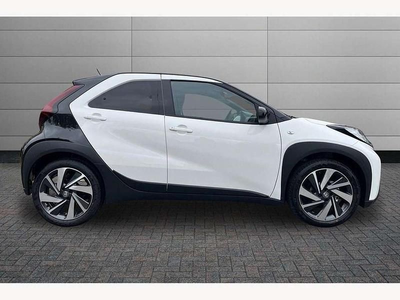 Used Toyota Aygo X 72 HP (52 kW) 2025 Pure white with black SUV