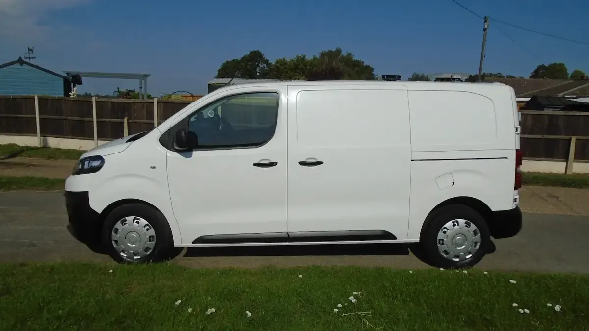 Used Citroën Dispatch 120 HP (88 kW) 2019 White MPV