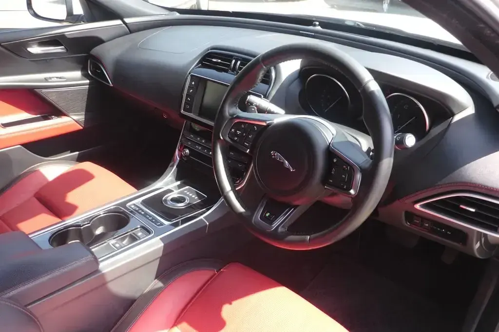 Used Jaguar XE R-Sport 180 HP (132 kW) 2016 White Sedan