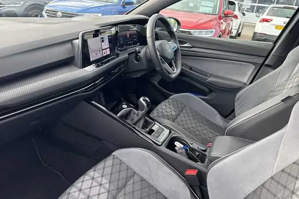Second-hand VW Golf VIII 150 CP (110 kW) 2023
