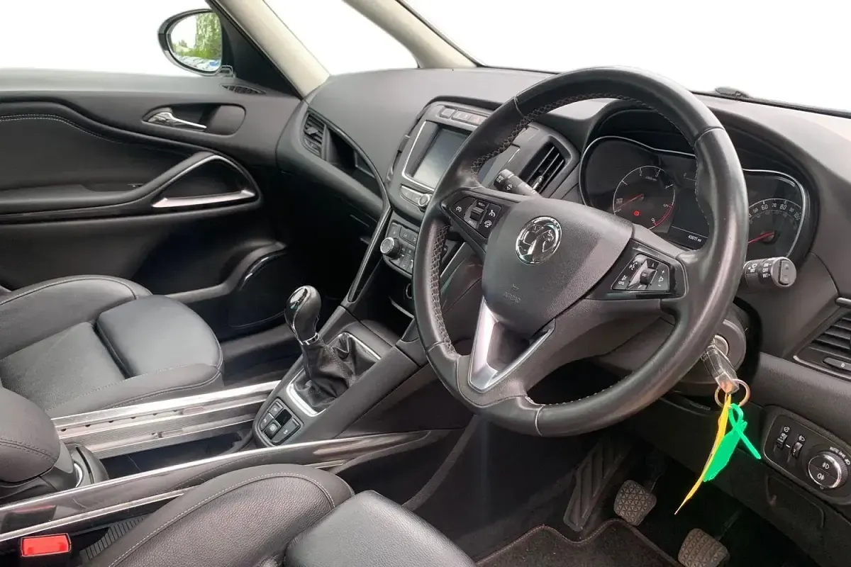 Second-hand Vauxhall Zafira Elite 170 CP (125 kW) 2018 Alb Monovolum