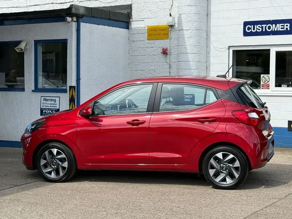 New Hyundai i10 Advanced 63 HP (46 kW) 2025 Red Hatchback