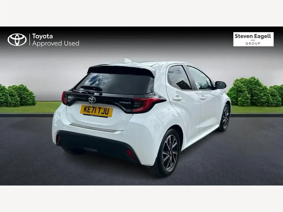 Used Toyota Yaris Design 116 HP (85 kW) 2021 White Hatchback