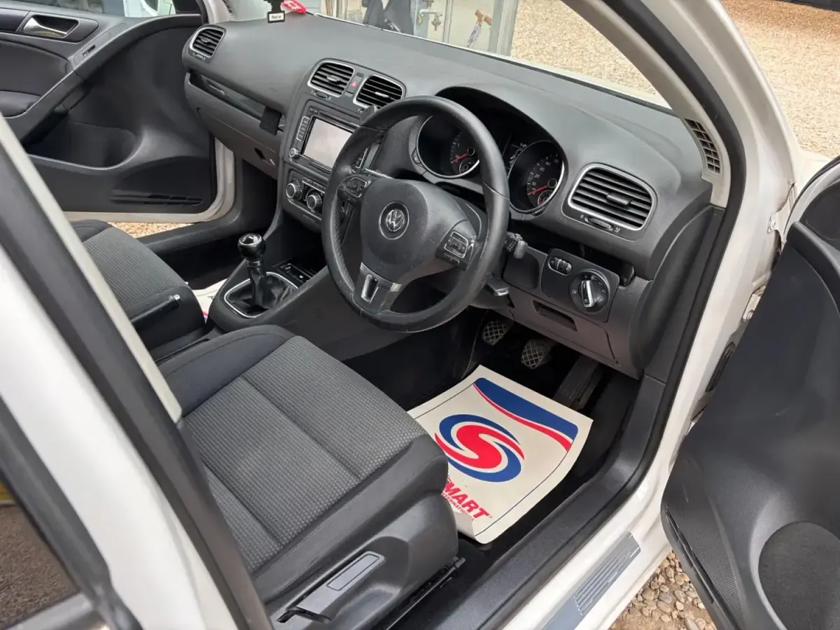 Begagnad VW Golf VI SE 105 HK (77 kW) 2010 Vit Halvkombi