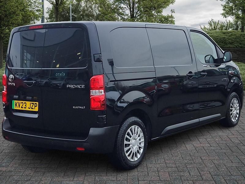 Used Toyota Proace 100 kW (136 HP) 2023 Black MPV