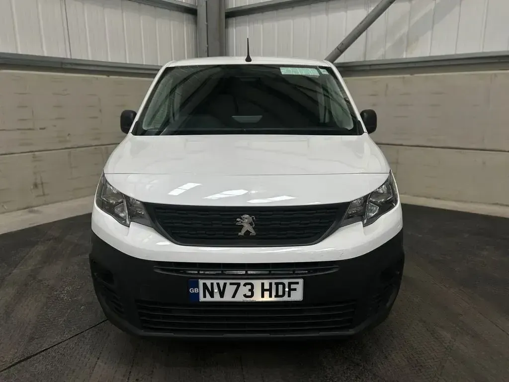 Używany Peugeot Partner Premium 100 KM (73 kW) 2023 Biały Minivan