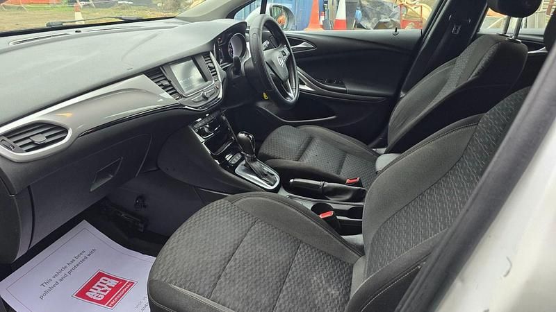 Used Vauxhall Astra SRi 145 HP (106 kW) 2021 White Estate
