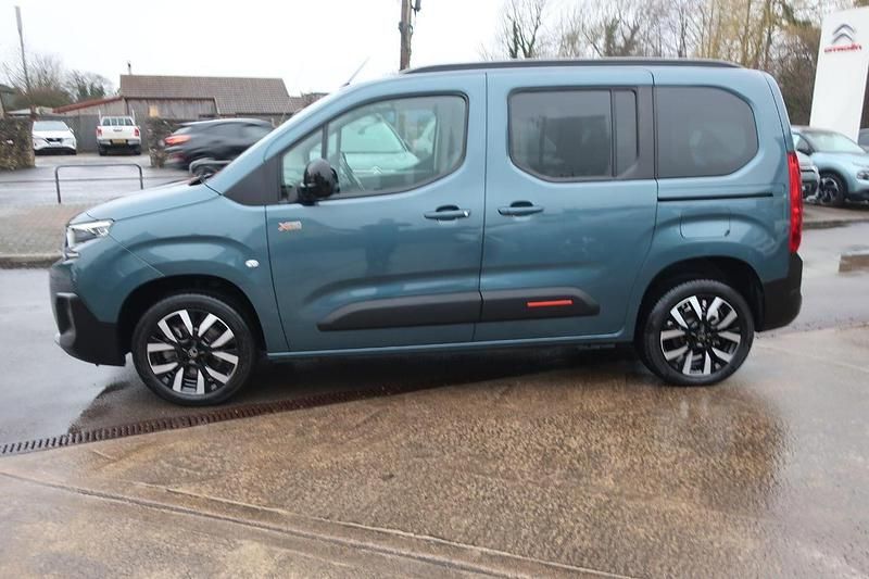 Begagnad Citroën Berlingo 128 HK (94 kW) 2024 Blå Minibuss