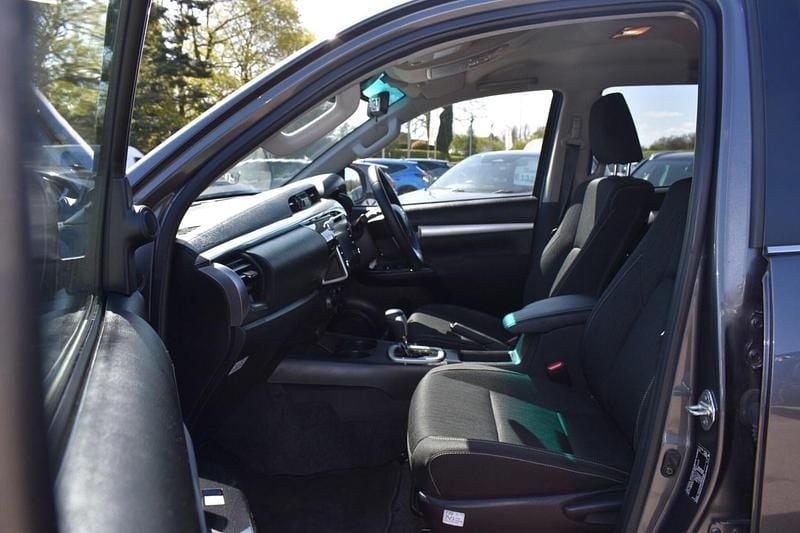 Usado Toyota HiLux 150 HP (110 kW) 2024 Cinzento Pickup