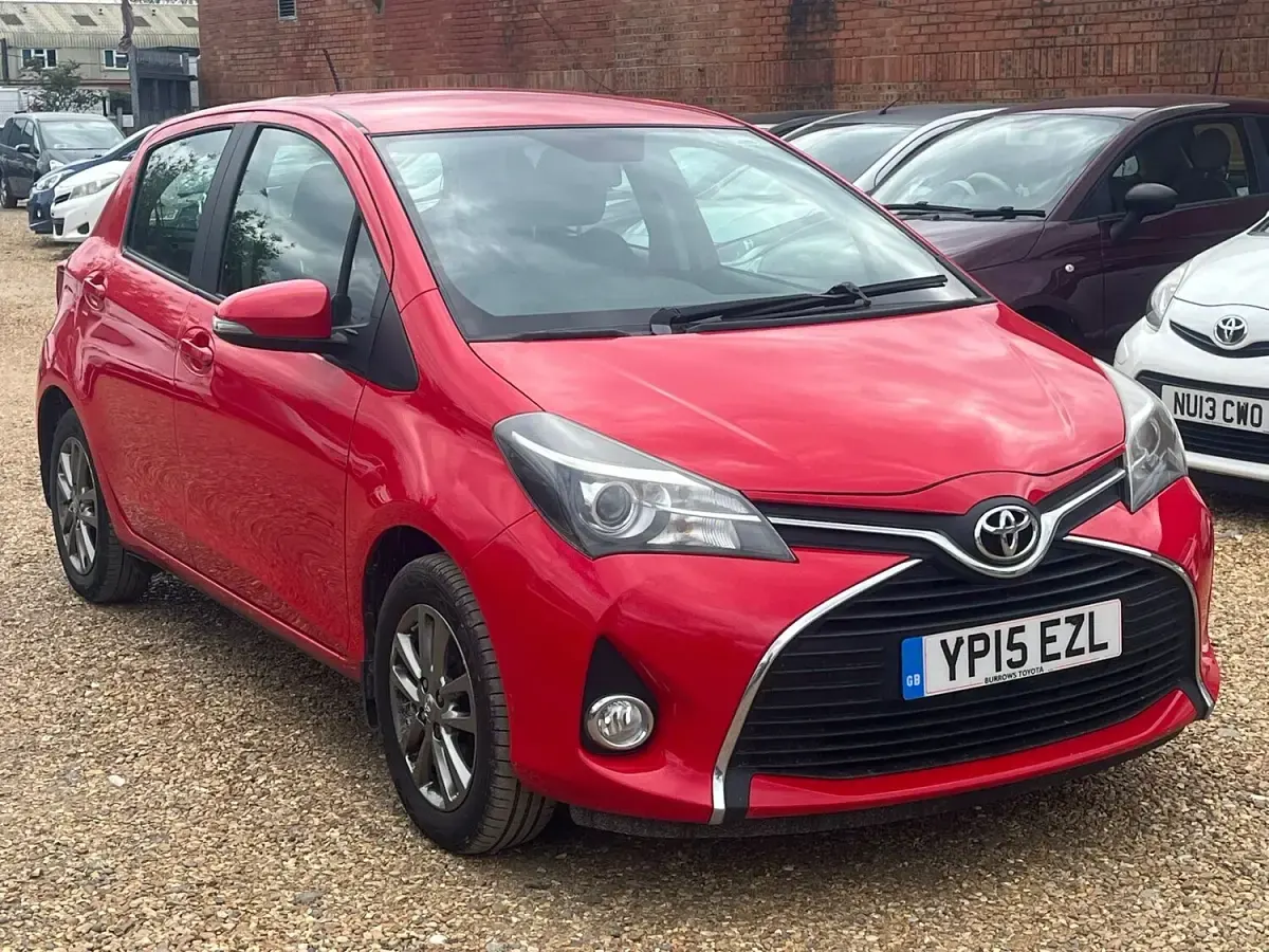 Used Toyota Yaris 99 HP (72 kW) 2015 Red Hatchback