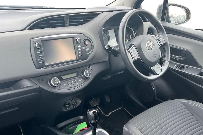 Used Toyota Yaris Hybrid 100 HP (73 kW) 2017 Black Hatchback