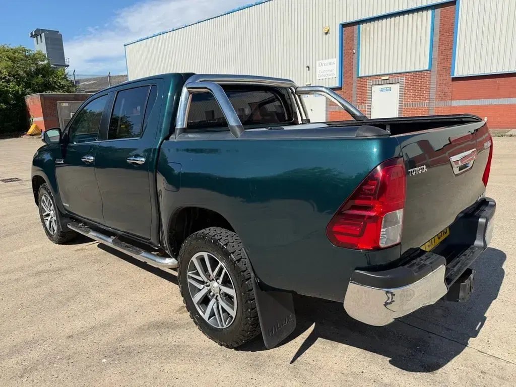 Used Toyota HiLux 150 HP (110 kW) 2017 Green Pickup