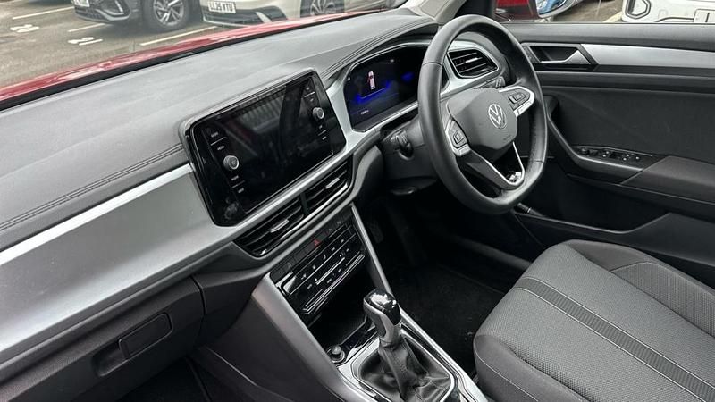 Used VW T-Roc Life 150 HP (110 kW) 2023 Red SUV