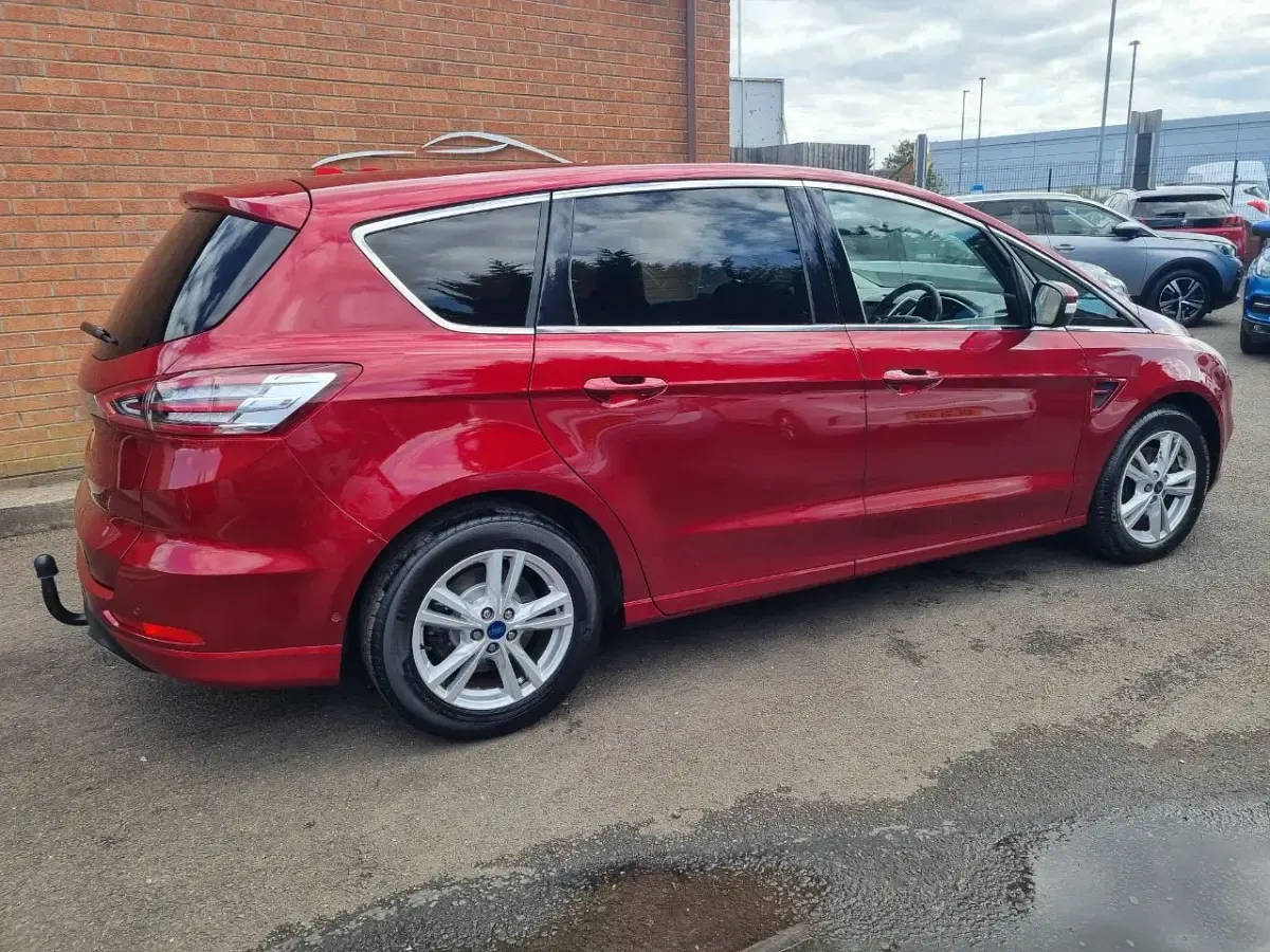 Used Ford S-MAX Titanium 180 HP (132 kW) 2016 Red MPV