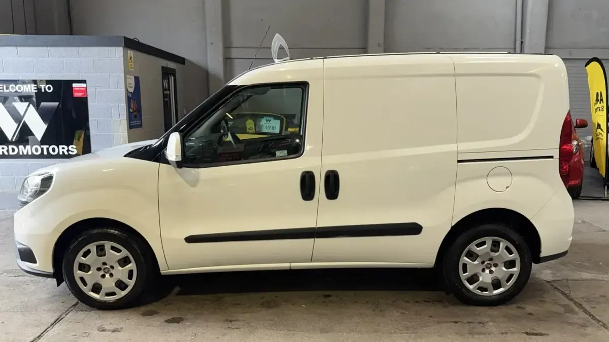 Używany Fiat Doblò 95 KM (69 kW) 2021 Biały Minivan