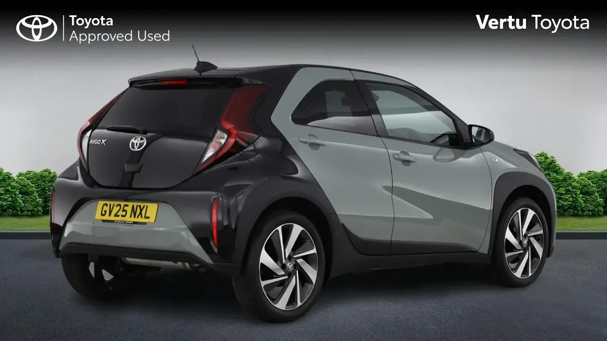 Used Toyota Aygo X 72 HP (52 kW) 2025 Tarragon bitone (metallic paint) SUV
